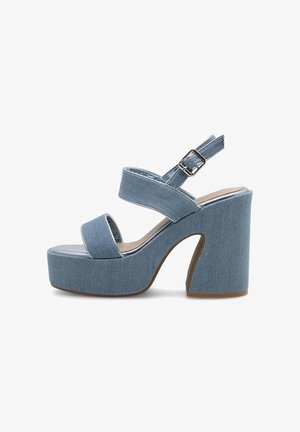 Denim platform sandále majú modrý textilný zvršok s dvojitými remienkami a sponou na členku. Masívny opätok má zakrivený tvar a hladkú podrážku.