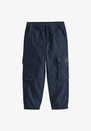 Pantaloni cargo bleumarin cu talie elastică, șnur de ajustare, două buzunare frontale, două buzunare cu clapetă pe coapse și manșete elastice.