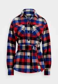 Röd, blå och svart rutigt flanellskjorta med krage, knäppt framtill, två bröstfickor och ett avtagbart bälte i midjan.