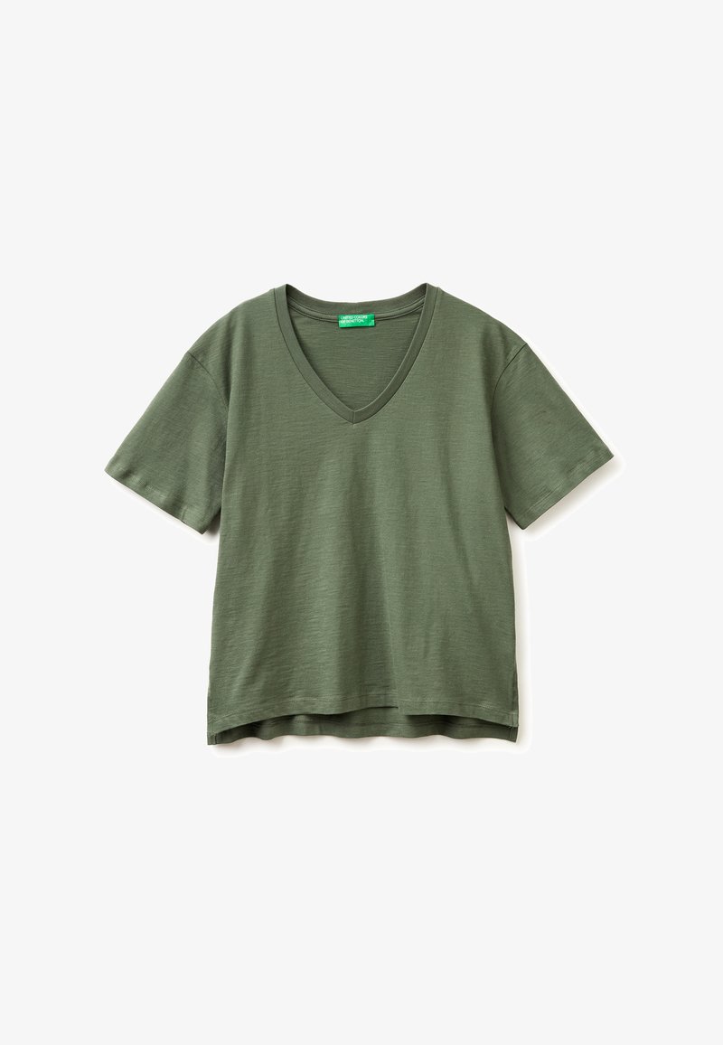 T-shirt vert olive à manches courtes avec col en V, coupe légèrement ample et ourlet droit, présenté sur un fond blanc.