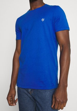 T-shirt blu in cotone, con colletto a giro e maniche corte. Un piccolo logo bianco è stampato sul lato sinistro del petto.