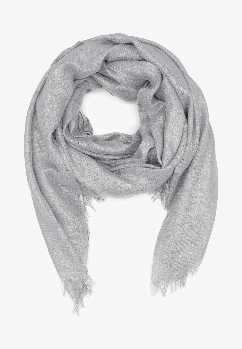 Sciarpa argento-grigia realizzata in materiale morbido e leggero. Presenta estremità frangianti e una leggera lucentezza, mostrando una texture liscia e delicata.