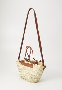Borsa in paglia intrecciata con forma curvata, dotata di manici e dettagli in pelle marrone, e decorazioni intrecciate sui manici.