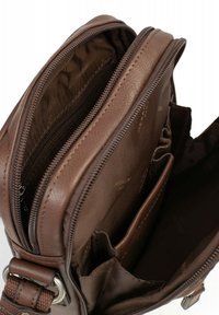 Borsa a tracolla in pelle marrone con scomparti multipli, cerniere e un interno strutturato. Caratterizzata da una tracolla regolabile e un design minimalista.