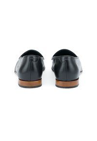 Sorte læder slip-on sko med runde tæer, der har en glat overflade og træhæl. Minimalistisk design uden synligt hardware eller udsmykninger.
