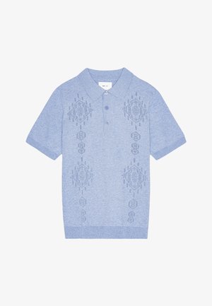 Ljusblå polotröja gjord av texturerad bomull, med dekorativa broderimönster på framsidan, treknapplås och ribbad ärm.