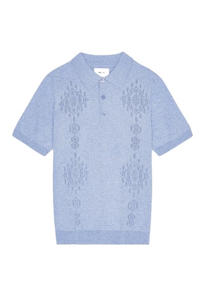 Vaaleansininen poolopaita, joka on valmistettu teksturoidusta puuvillasta. Etuosassa on koristeellisia brodeerattuja kuvioita, kolmipainikkeinen kaulus ja ribattu hihansuu.