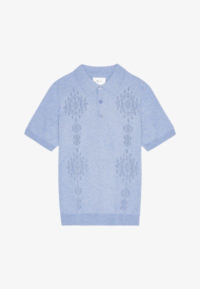 Vaaleansininen poolopaita, joka on valmistettu teksturoidusta puuvillasta. Etuosassa on koristeellisia brodeerattuja kuvioita, kolmipainikkeinen kaulus ja ribattu hihansuu.