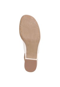 Dames sandaal met een beige rubberen zool met een gebogen loopvlakpatroon, witte banden en een gesp sluiting rond de enkel.