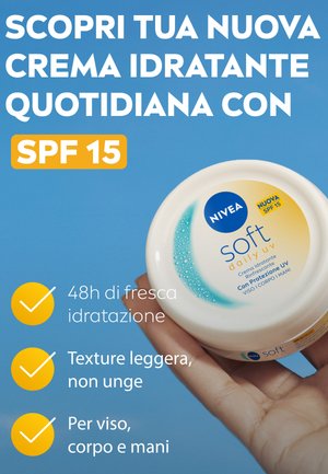 Barattolo di crema NIVEA Soft Daily UV, bianco con accenti blu, presenta motivi a goccia azzurri. SPF 15 indicato. Tenuto contro uno sfondo blu.