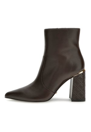 Dunkelbrauner Lederknöchelstiefel mit spitzer Zehe, Blockabsatz mit eingeprägtem Muster und goldenem Akzent nahe der Oberseite der Ferse.