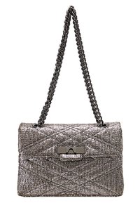 Bolso de mano metálico plateado acolchado con correa de cadena y cierre rectangular con solapa. Presenta una tela texturizada y un diseño elegante y minimalista.