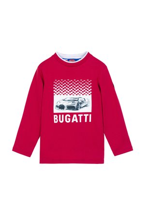 Rotes Langarmshirt mit einem weißen Bugatti-Logo und einem karierter Muster über dem Logo, aus Baumwolle mit rundem Ausschnitt.