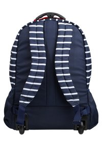 Mochila rodante azul marino con rayas horizontales blancas en las correas de hombro acolchadas y ruedas negras en la base.