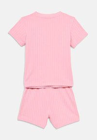 Σετ με ροζ ριγωτό τοπ με κοντά μανίκια και matching σορτς. Διαθέτει μαλακό ύφασμα, στρογγυλή λαιμόκοψη και ελαστική μέση για άνεση.