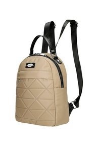 Sac à dos matelassé beige en tissu avec une finition texturée. Doté de sangles noires, d'une poignée supérieure et d'un compartiment principal zippé.