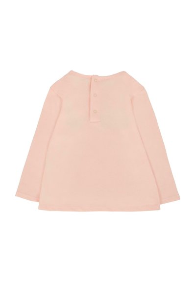 Camicia a maniche lunghe in cotone rosa pallido, con scollo rotondo e chiusura a tre bottoni sul retro. Texture semplice e liscia.