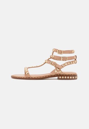 Tanečné sandály s řemínky a zlatými hroty. Mají tři nastavitelné přezkové pásky, plochou podrážku a dekorativní řetěz vpředu.