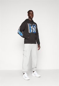 New Era MLB  NEW YORK YANKEES HOODED LONG SLEEVE - Sporto klubų atributika - black