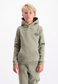 Olijfgroene hoodie van zacht stof, met een hoge kraag, kangoeroezak en een logopatch op de borst en mouw.