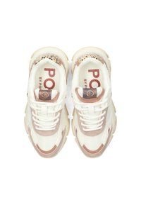 Zapatillas con parte superior de cuero blanco y detalles en ante rosa claro, punta redondeada, suelas gruesas de goma y detalle de logo contrastante.