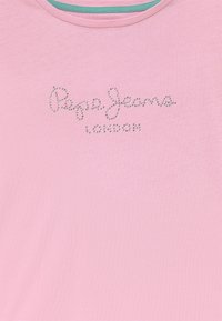Růžové tričko s krátkým rukávem, kulatým výstřihem a tyrkysovým akcentem. Na přední straně je nápis "Pepe Jeans London" ve stříbrných kamíncích.