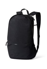 Sac à dos noir au design élégant et arrondi ; fabriqué en tissu durable. Comprend des bretelles rembourrées, une poche frontale zippée et un logo minimaliste.