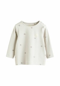 Lysegrå langærmet trøje med ribbet tekstur, der har stjernemønstre i en mørkere farve og en lille regnbuebrodering nær halsudskæringen.