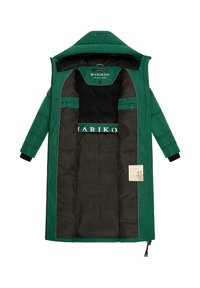 Giacca piumino verde con chiusura a zip, grande cappuccio e fodera nera. Presenta dettagli con logo e un'etichetta all'interno sul lato sinistro.
