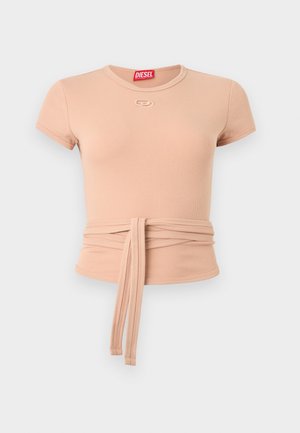 Beige ribbestrikket kortermet topp med rund hals, omslagsbelte og liten Diesel-logo nær halsåpningen foran.
