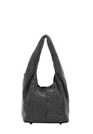 Schwarze Handtasche mit einer texturierten Oberfläche, verziert mit metallischen Nieten in einem diagonalen Muster, ausgestattet mit einem weichen, lässigen Design und einem kurzen Griff.