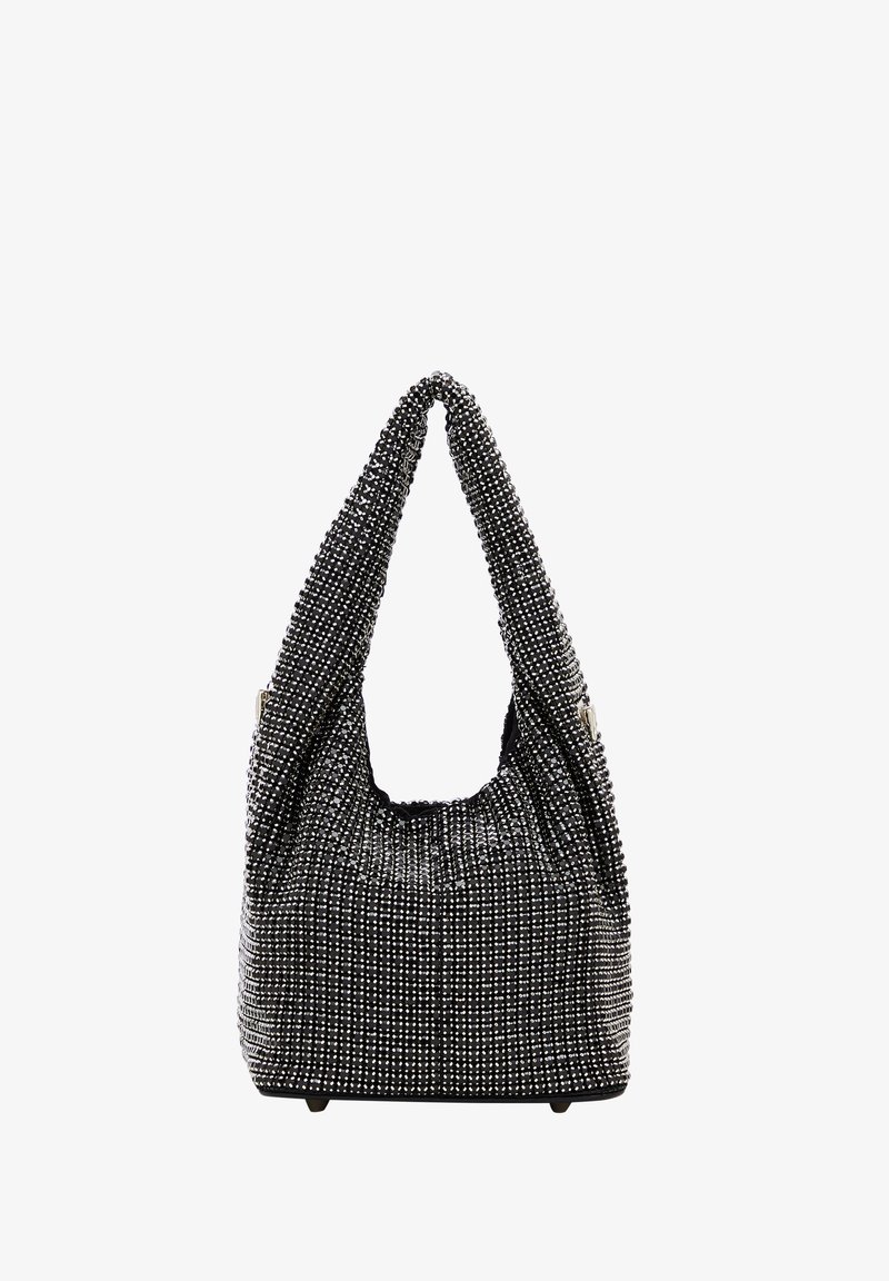 Borsa nera con superficie testurizzata, decorata con borchie metalliche disposte in un motivo diagonale, caratterizzata da un design morbido e sognante e da un manico corto.