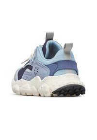 Blå och marinblå sneakers med texturerat mocka och mesh-material, med en tjock vit sula och svart gummisula. Bakre dragtab inkluderad.