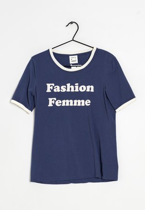 Marineblaue Kurzarm-T-Shirts mit weißer Einfassung an Kragen und Ärmeln, weißer Schriftzug „Fashion Femme“ vorne, aufgehängt an einem schwarzen Kleiderbügel.