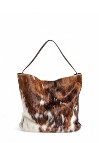 Borsa a tracolla in pelliccia marrone e bianca con una texture morbida, dotata di un'apertura superiore e di una singola tracolla marrone scuro. Il design presenta una leggera ondulazione nella parte superiore.