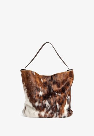 Bruine en witte leren handtas met een zachte structuur, voorzien van een open bovenkant en een enkele donkerbruine schouderriem. Het ontwerp is aan de bovenkant licht golvend.