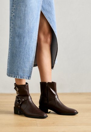 Kauboi/mootorratturi poolsaapad - dark brown