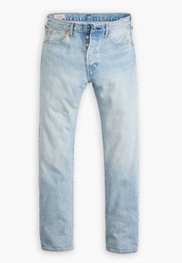 Jeans de denim azul claro con un diseño de pierna recta, cierre de cinco botones y bolsillos laterales. Textura desgastada con sutiles patrones de decoloración.