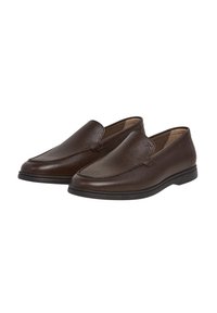 Bruna läderslip-on skor med en texturerad yta, med en slät rund tå, diskret sömnad och en låg svart gummisula.