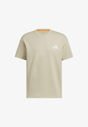 Hellbeige T-Shirt aus Baumwolle. Es hat einen Rundhalsausschnitt, kurze Ärmel und ein weißes Logo auf der linken Brust. Glatte Textur.