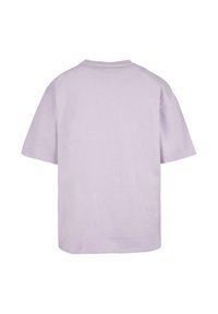 Lila Übergrößen-T-Shirt aus Baumwolle. Mit kurzen Ärmeln, Rundhalsausschnitt und geradem Saum. Glatte Textur ohne Muster oder Akzente.