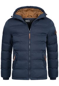 Marinblå pufferjacka med huva, med en brun innertyg, dragkedjestängning, sidfickor och en logopatch på vänstra ärmen.