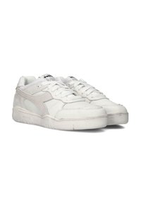 Witte sneakers met een combinatie van gladde en suede texturen, geperforeerde teenbox, vetersluiting aan de voorkant en een logo op de tong. Subtiele ontwerpelementen.
