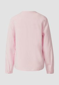 Jasnoróżowa koszula z długim rękawem, okrągłym dekoltem, mankietami na guziki i gładką fakturą. Widok od tyłu ukazuje czyste linie i brak wzorów.