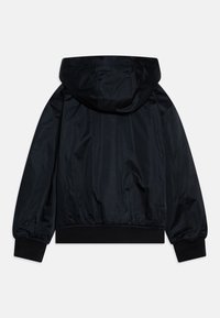 Svart huva jacka med en slät, glänsande finish, elastiska ärmslut och nederkant samt en avslappnad passform. Har en enkel, odekorerad design.