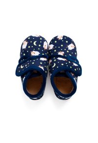 Chaussures pour tout-petits bleu marine en tissu doux, arborant un motif de mouton et d'étoiles, de forme arrondie et dotées d'une sangle Velcro pour un maintien sécurisé.