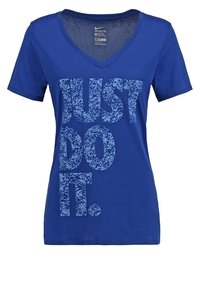 Blauwe v-hals t-shirt van katoen met een textuur grafische print met de tekst "JUST DO IT." in lichter blauw. Korte mouwen en een losse pasvorm.