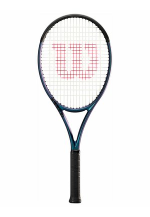 Raqueta de tenis con mango negro y marco azul, cuerdas blancas con un gran logo rojo "W" en el centro.