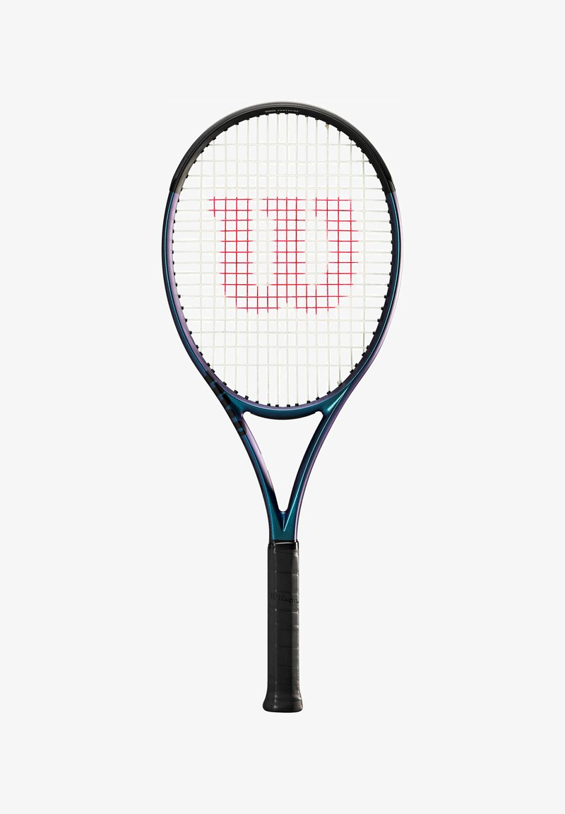 Raquette de tennis avec poignée noire et cadre bleu, cordes blanches avec un grand logo rouge « W » au centre.