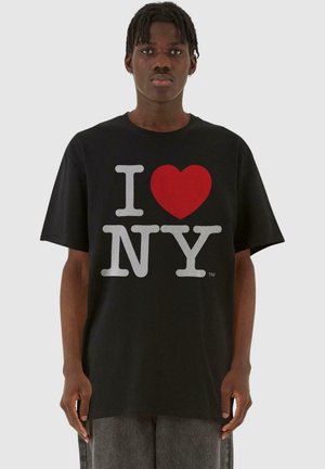 Crna majica kratkih rukava koja sadrži veliki grafički natpis "I ♥ NY" u crvenoj i sivoj boji, s opuštenim krojem i okruglim izrezom.